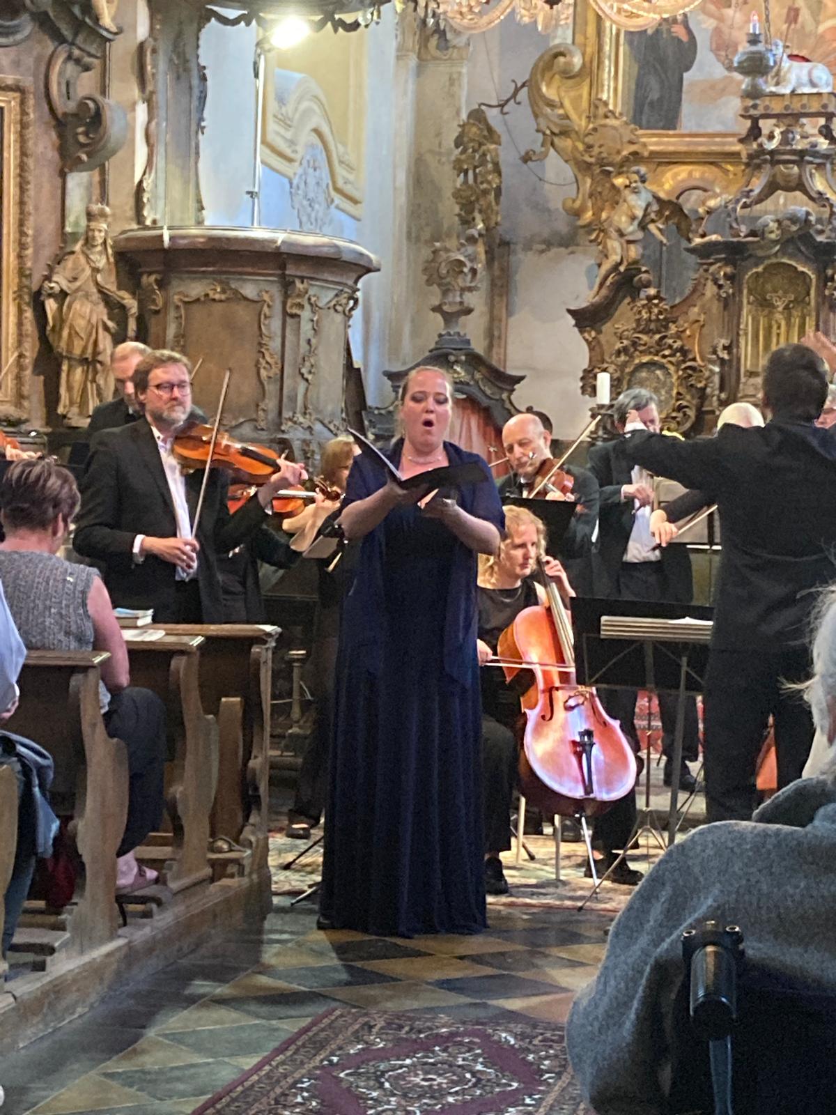 Sólistka koncertu, sopranistka Bronislava Smržová, nadchla obecenstvo svým zpěvem