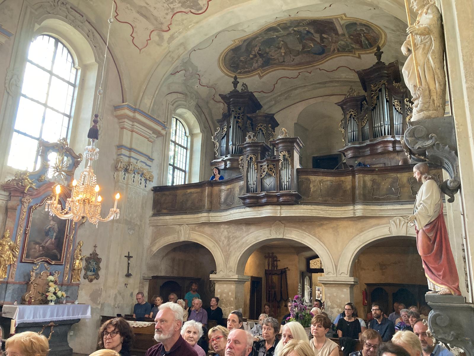 Rokokový interiér kostela sv. Jiljí s barokními varhanami Antona Reisse z roku 1783